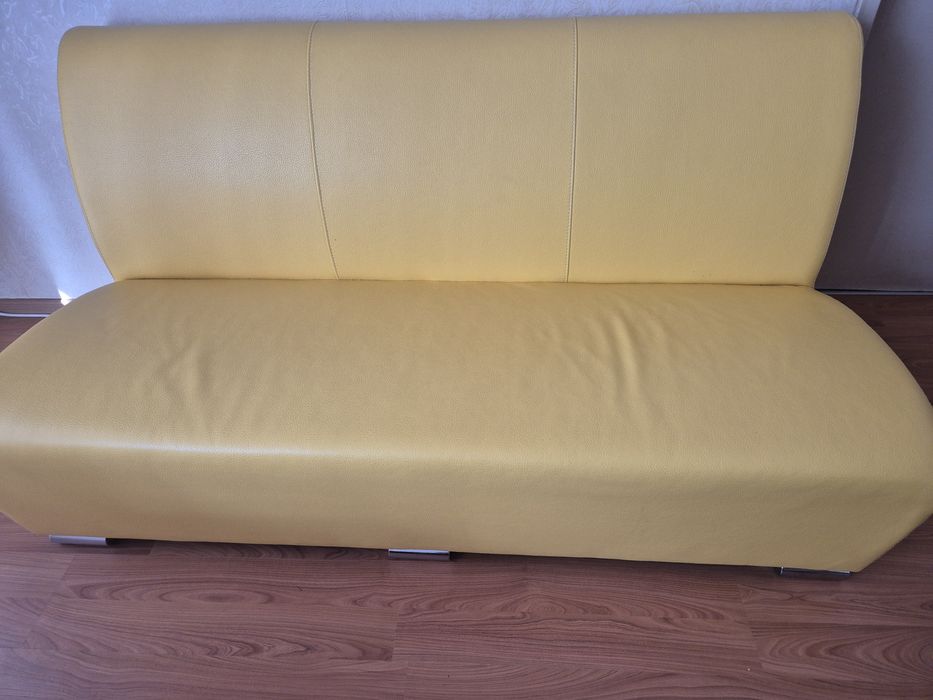 Малък  компактен  диван - мека мебел