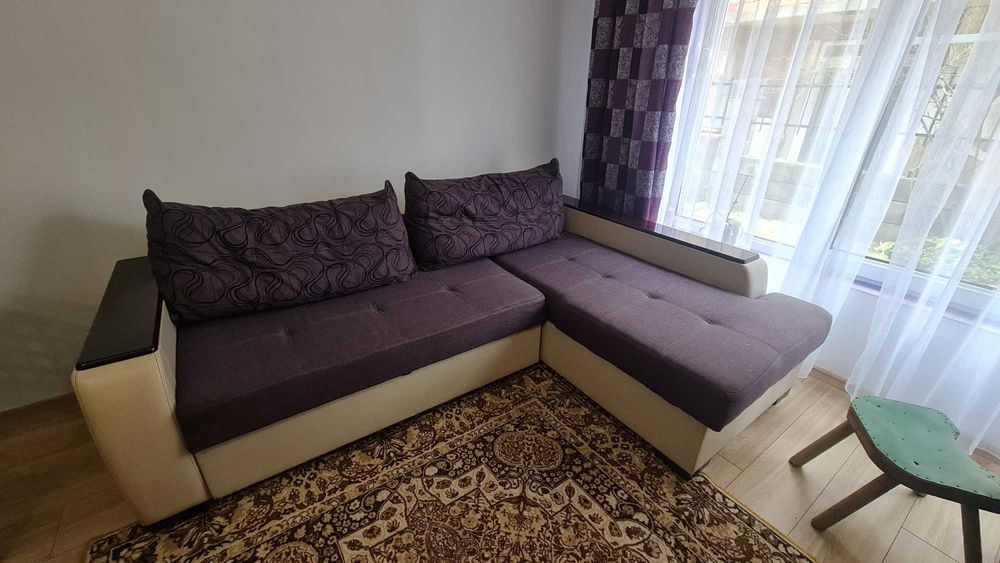 Разтегателен диван със ракла.