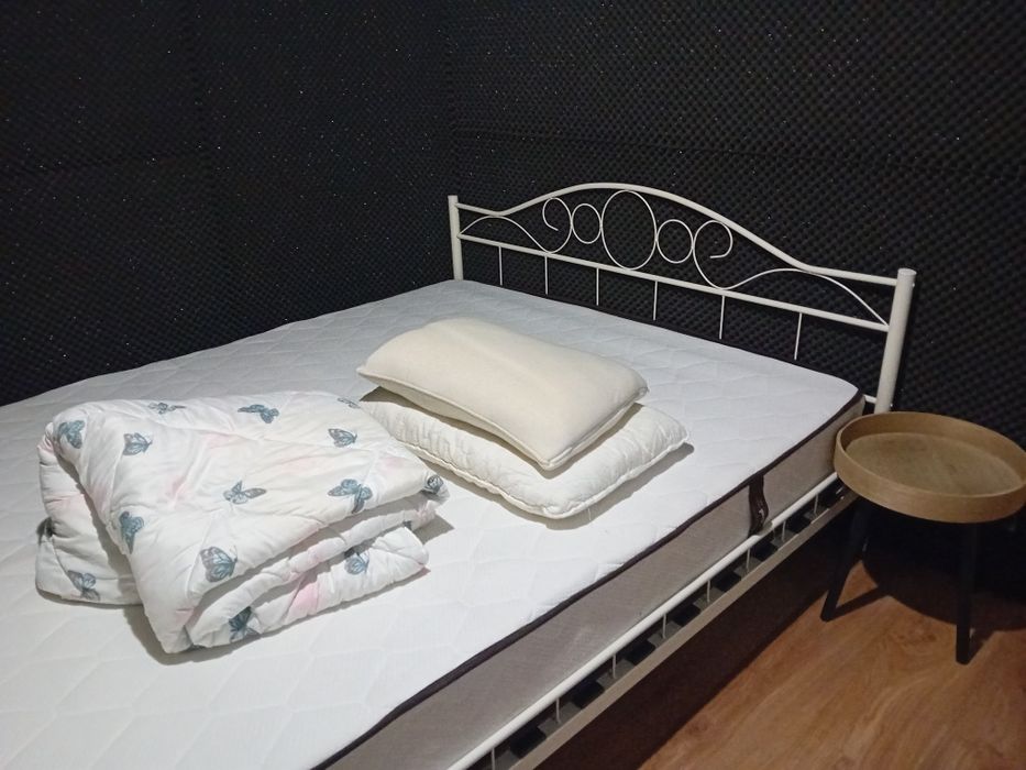 Pat Dublu Alb Metalic Plus Saltea 160x200 - Noptieră Cadou