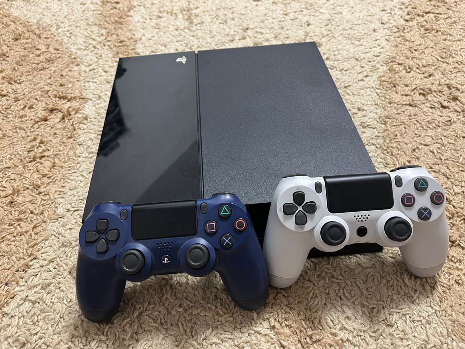Ps4 cu 2 manete si 1 joc