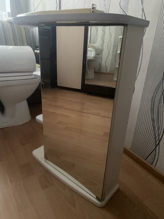 Шкаф-зеркало в хорошем состоянии