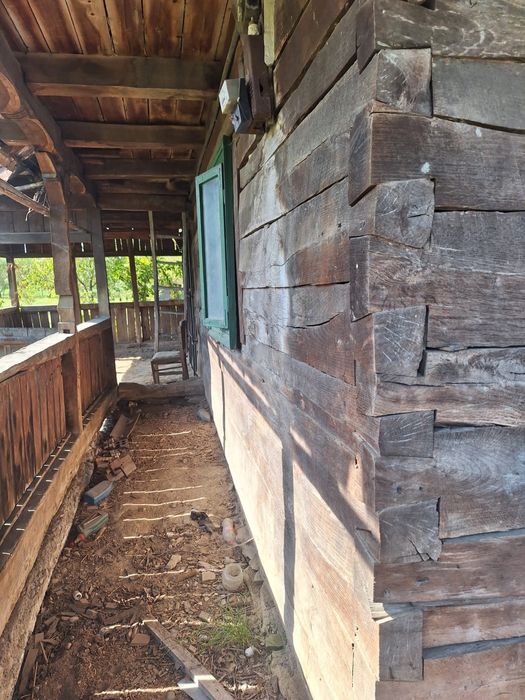 Casa de lemn vechi pentru relocare