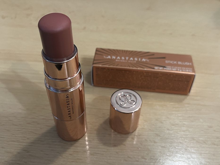 Anastasia стик руж с четка