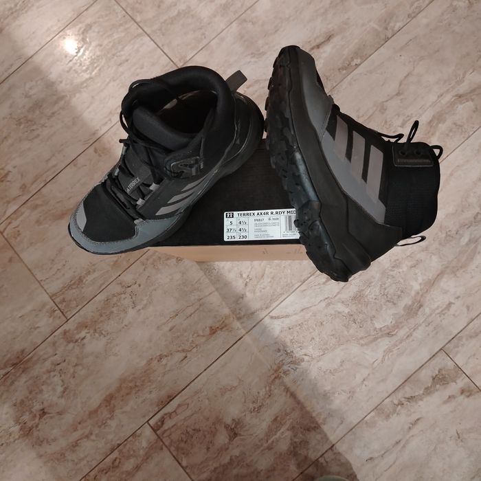 Продавам зимни обувки Adidas Terrex