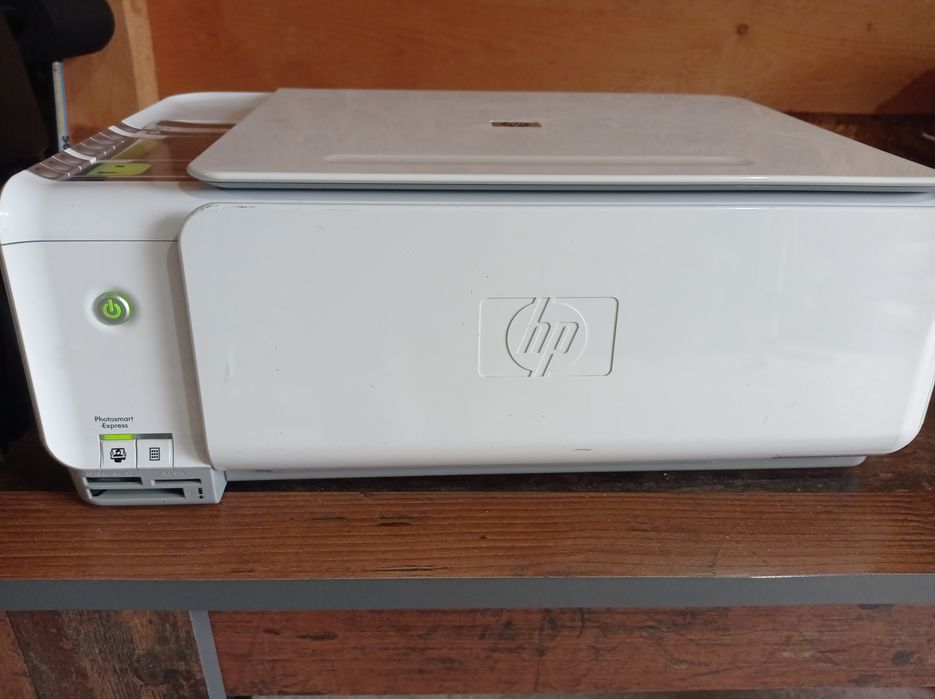 Vând imprimanta HP PhotoSmart C3100