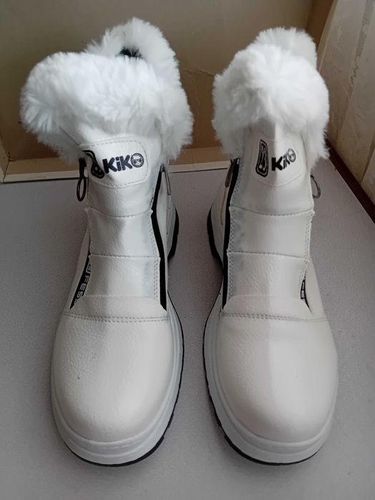 Зимни бели ботуши