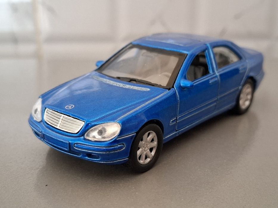 Коллекционная модель машины Мерседес S500