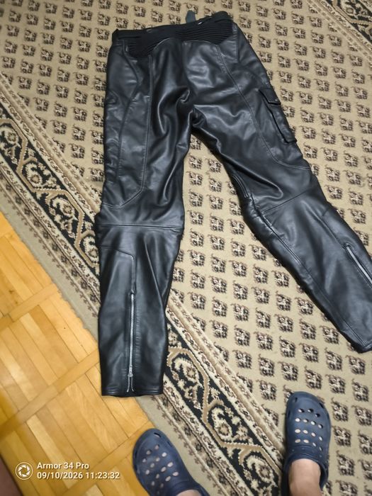 Pantaloni originali din piele groasa dar pentru cunoscatori pielea este foarte fina,manusa practic...