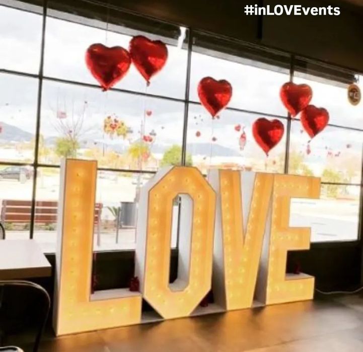 Litere volumetrice luminoase