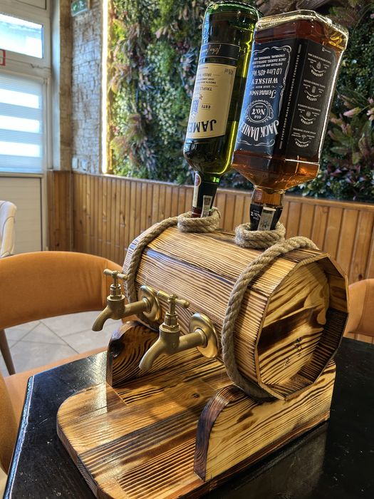 Декоративна дървена бъчва с диспенсър за 2 вида напитки с канелки