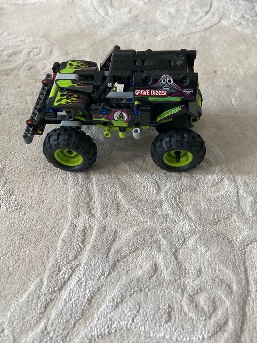 Vand o LEGO Technic - Monster Jam Grave Digger 42118, 212 piese