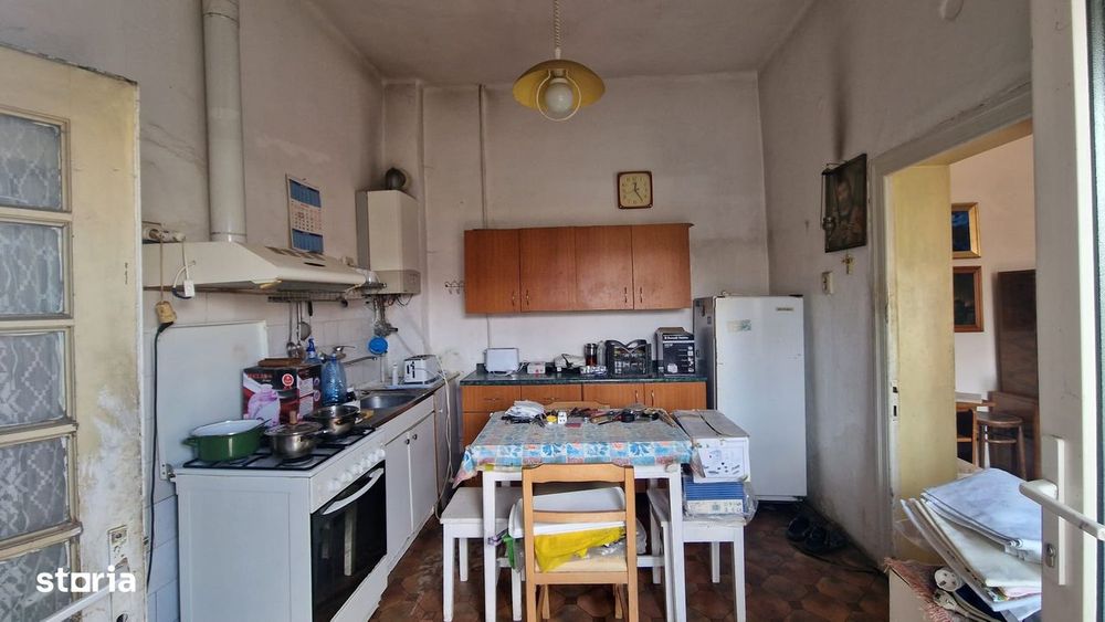 Casă rezidențială din cărămidă cu garaj, pivniță si curte privată