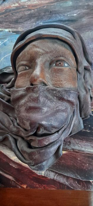 Маска из кожи настенная