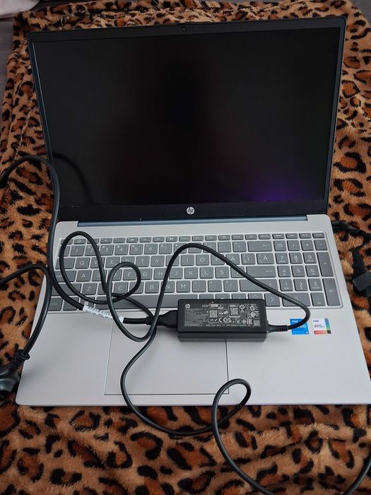 Laptop HP 15-fd | Ecran 15.6" Full HD | Procesor Intel Core | Subțire și Ușor