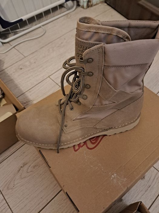 Vând bocanci stil ARMY