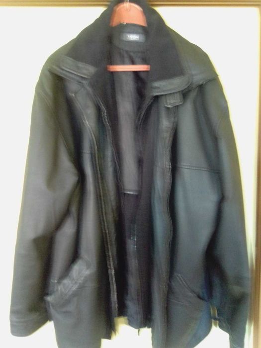 Продавам черна кожена шуба от телешки бокс с топла подплата.№54/56