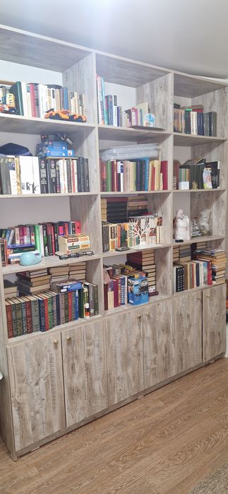 Продам книжный шкаф