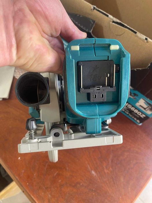 Fierăstrău circular portabil fără fir Makita DHS680Z (fără baterie/încărcător, 680 W, 18 V) - pentru piese sau reparare