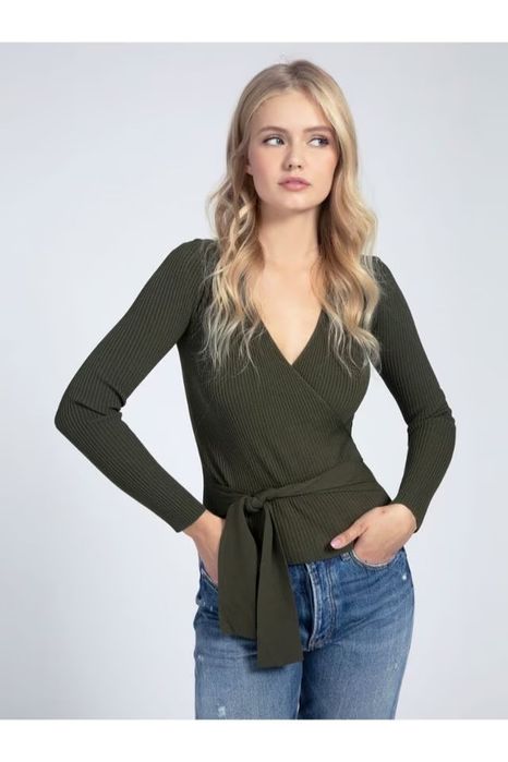 Guess нова оригинална камуфлажно-зелена блуза с панделка от рипс