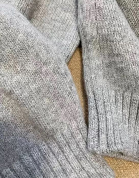 Теплая шерстяная кофта в сером цвете