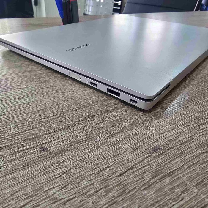 Лаптоп Samsung Galaxy Book2 Go 5G