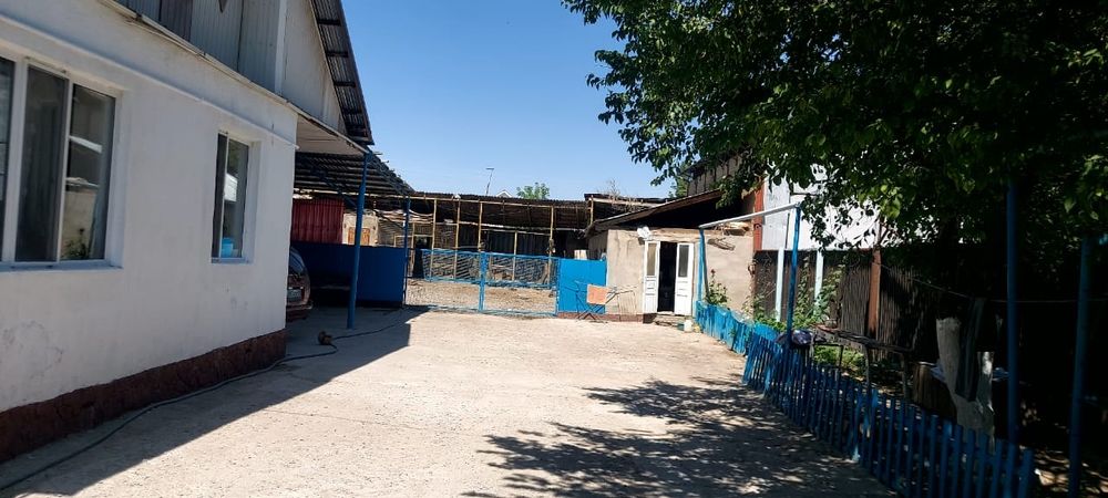 Продается дом с постройками