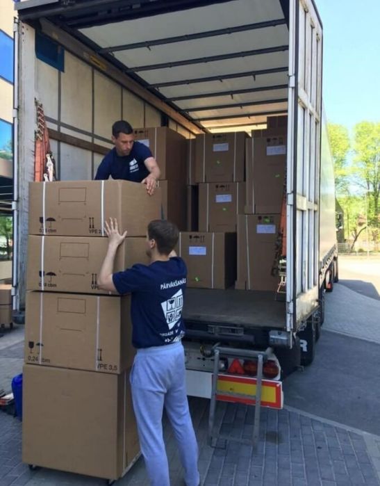 Переезд. Фургон для перевозки вещей. Фургон для перевозки вещей. Грузовые перевозки мебели. Грузовые перевозки мебели.