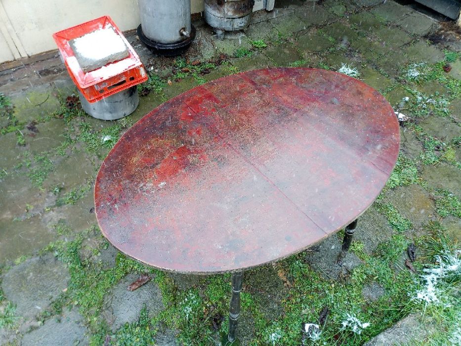 Маса с елипсовиден плот