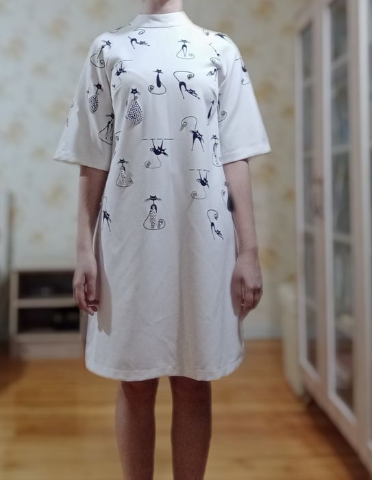 Белое платье с кошечками, размер М, 180.тыш