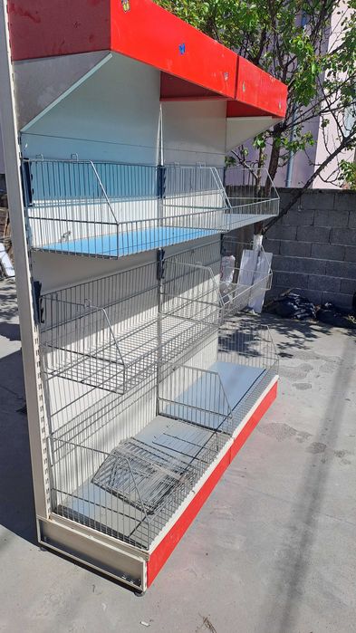 Метален стелаж с кошници за зеленчуци