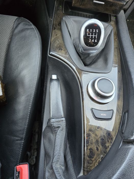 Bmw e60-An- 2009
-Motor- 2.0 d 177 cai
- Cutie manuală 
-Kit M pus de