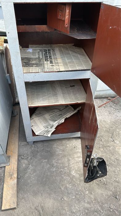 Продам металический сейф