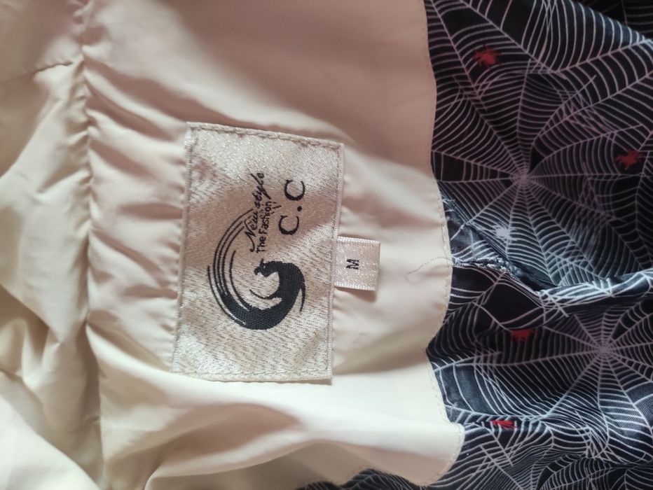 Яке в бежов цвят