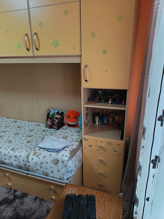 Cameră copii cu două paturi supraetajat, saltelele incluse.