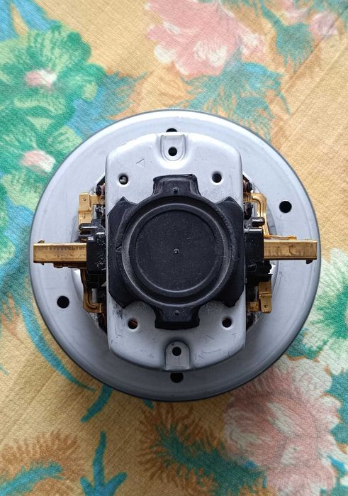 Електромотор за прахосмукачка PANASONIC 1200 W с 2 гумени уплътнения.