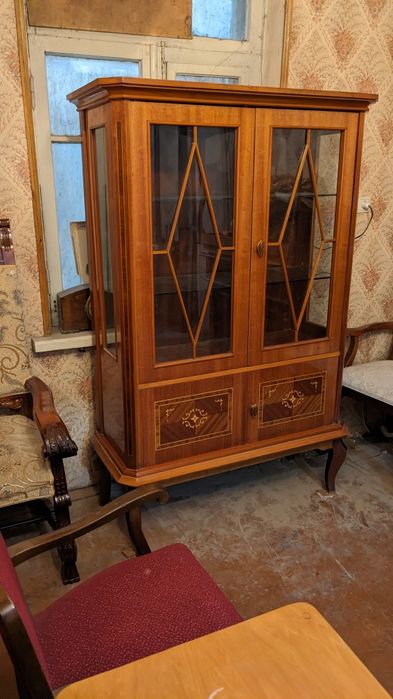 Продам комплект: 2 кресла+ 3 столика. Румыния.