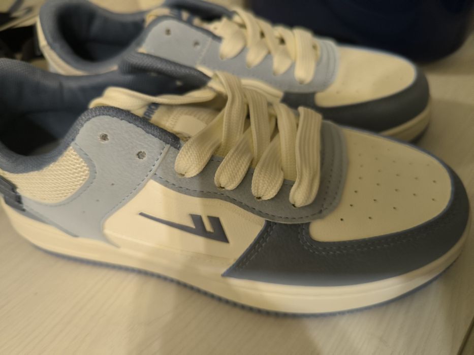 Кроссовки женские