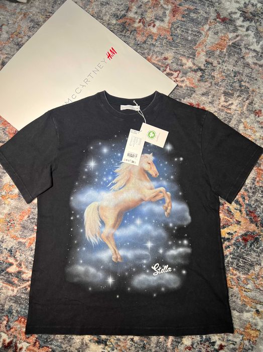 Тениска Stella McCartney H&M, черна, с принт конче , размер S. Цена: 70 евро.