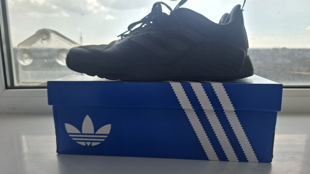 Продам кроссовки орегенал адидас