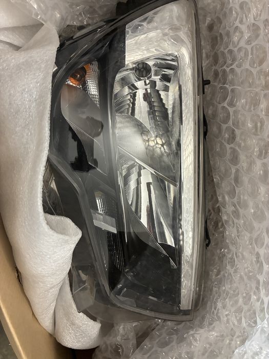 Фарове - ляв и десен за Опел комбо 2021 г