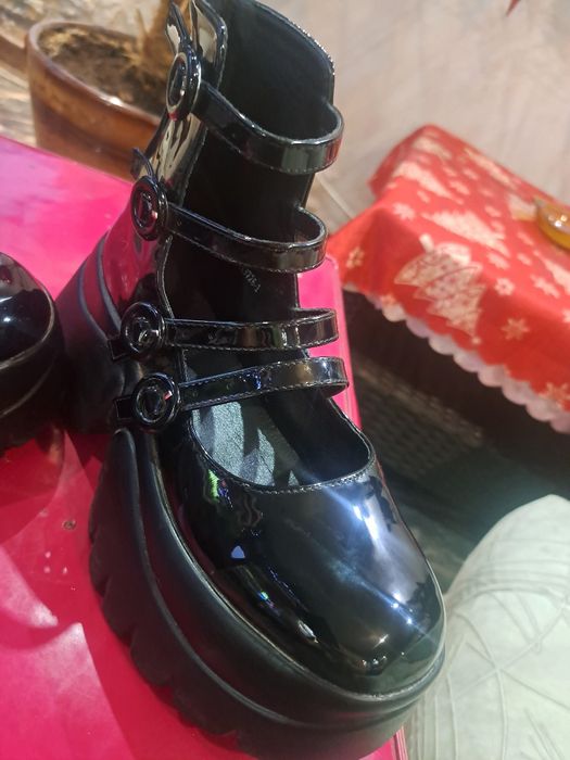 Дамски обувки с платформа