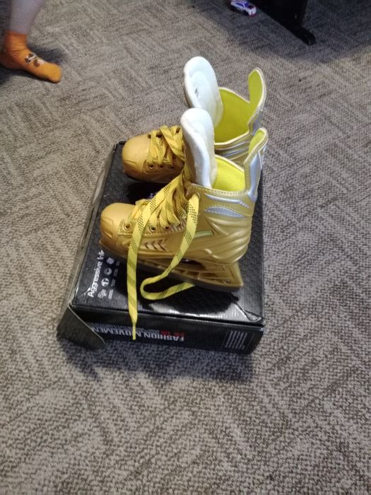 Коньки хоккейные