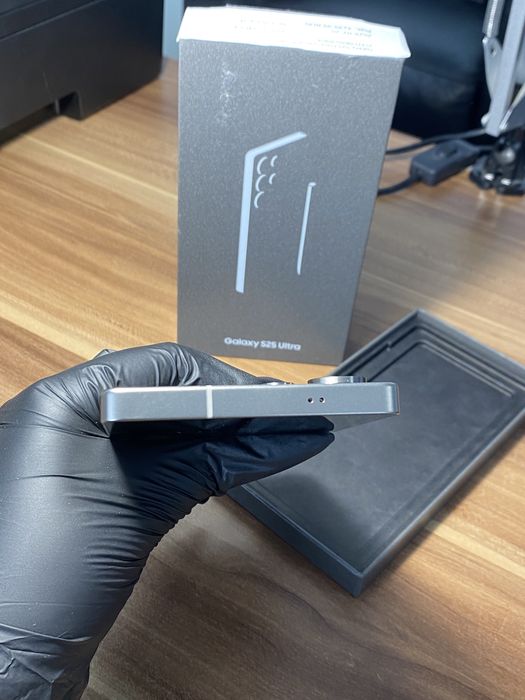 Samsung Galaxy s25 ultra • 256 GB • Titanium Black