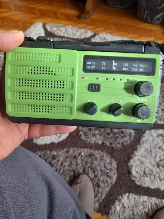 Vind radio portabil și la curent solar si cu dinam nou