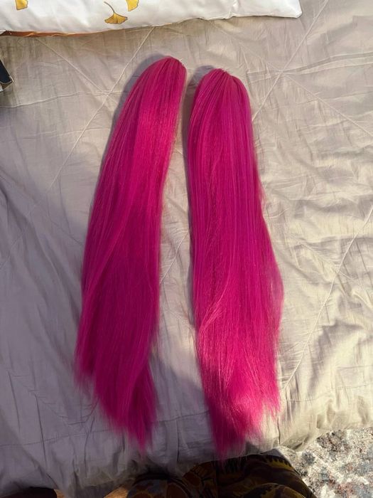 Розовый парик гофрирован