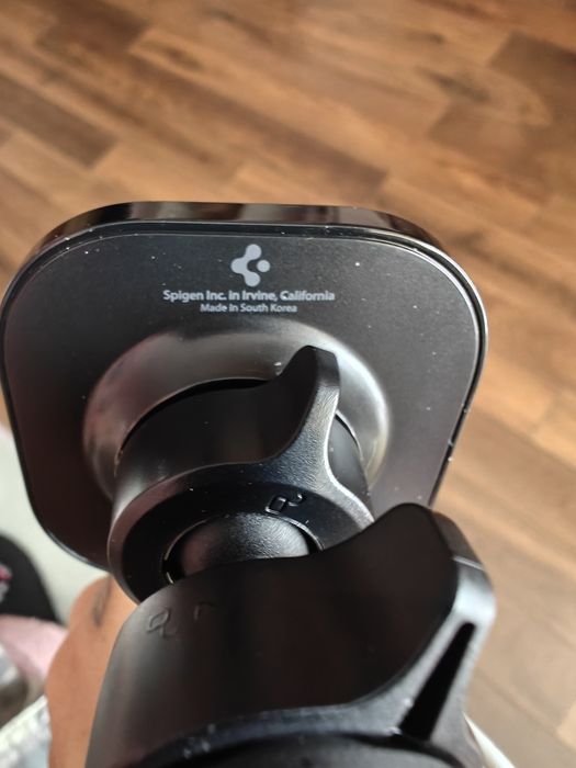 Apple Magsafe зарядно със  Spigen MagFit поставка за кола