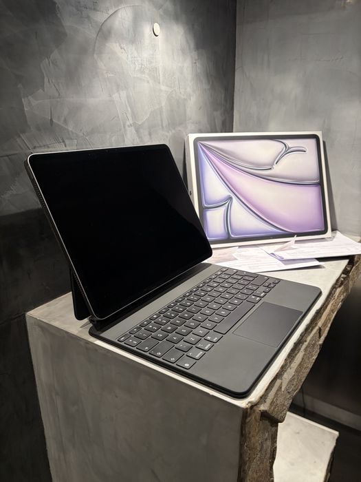 КАТО ЧИСТО НОВ Ipad Air M3 13” + Magic Keyboard