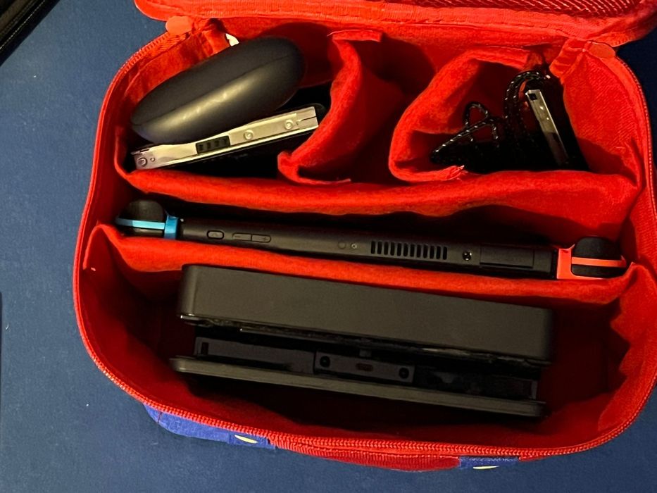 Nintendo switch + 12 jocuri incluse Zelda Mario, accesorii