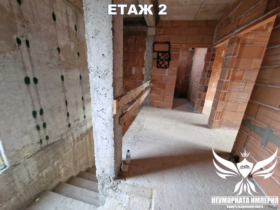 Продавам три етажна къща с 402РЗП, гараж и двор 460кв.м. в гр.Асеновград, кв.Изток на местност Шкилово