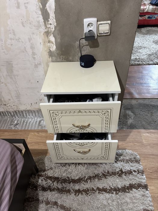 Шкаф и прикроватные тумбочки